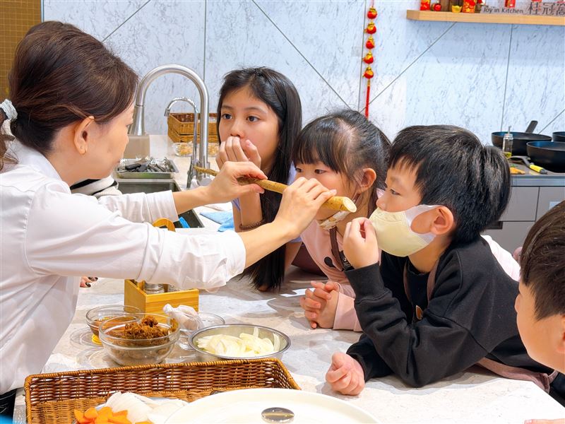 夏令營五感並學，認識當令食材。（圖／窩廚房提供）