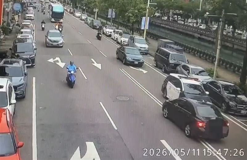 基隆郁姓男子駕駛自小客車,不明原因「逆向撞擊」警車,被抓包毒駕移送法辦。(圖/翻攝畫面)