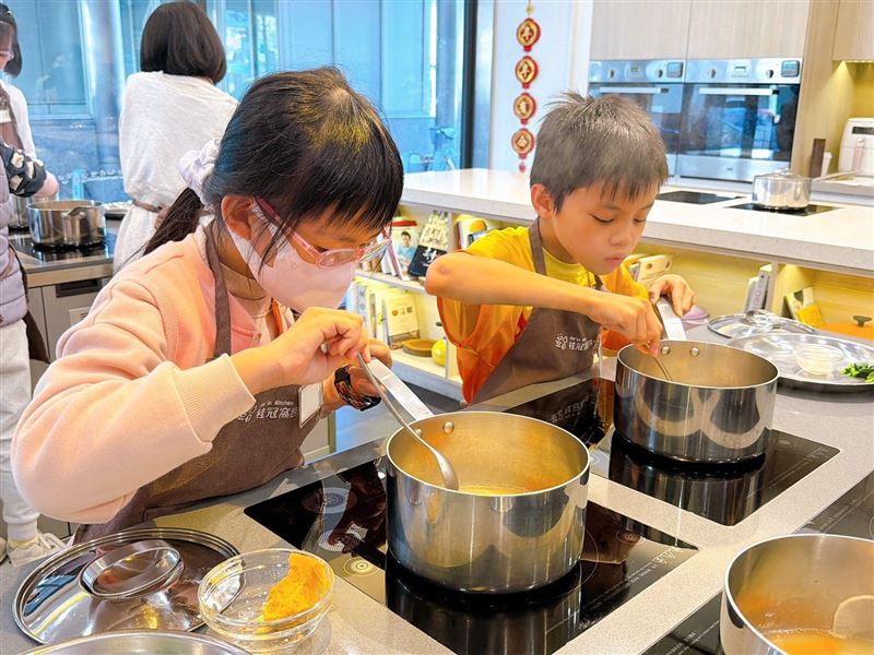 夏令營讓孩子自己動手做，創造成就感。（圖／窩廚房提供）