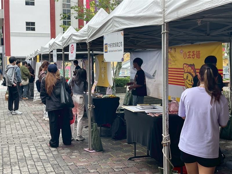 學生熱情參與趣遊青春祭校園旅展活動。（圖／趣遊青春祭提供）