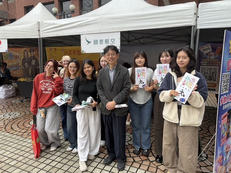 趣遊青春祭首場在大葉大學舉辦，校長方文昌與學生合影。（圖／趣遊青春祭提供）