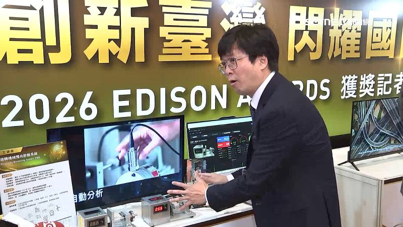 研究人員賣力介紹產品