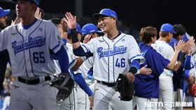 中職37年例行賽，富邦悍將一壘手范國宸策動再見雙殺。（圖／記者劉彥池攝影）