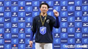 中職37年例行賽，富邦悍將先發投手阿部雄大和首勝球合影。（圖／記者劉彥池攝影）