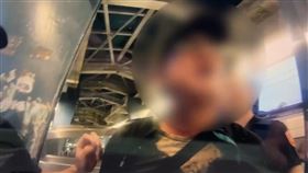 台鐵4232次區間車，醉酒男子於車廂內大聲喧嘩，還爆粗口辱罵列車長，被警方帶回偵訊。（圖／翻攝畫面）