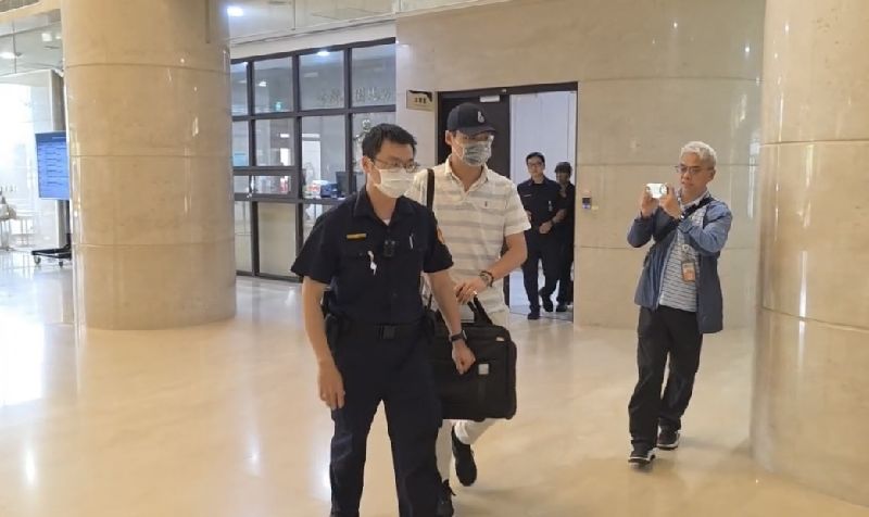 前桃園市長鄭文燦涉貪案12日開庭續審，由涉行賄的林口工五重劃區建廠管理委員會前主任委員廖俊松的兒子廖力廷（白衣者）出庭接受檢辯審詰問。（翻攝照片）