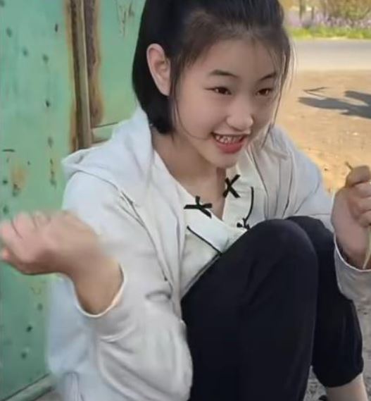 星寶最真誠的笑容療癒無數人。（圖／翻攝自微博）