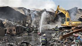 鹿港廢棄物工廠火警，消防隊全力奮戰守護空氣品質。（圖／彰化縣消防局）