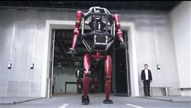 王興興,宇樹科技,中國,機甲,磚牆,機器人,科技,體重,畫面,產品,技術。（圖／翻攝自X平台 @UnitreeRobotics）