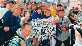 籃籃身為樂天桃猿應援團推進隊長，有著高人氣，常被球迷包圍。（翻攝自籃籃IG）