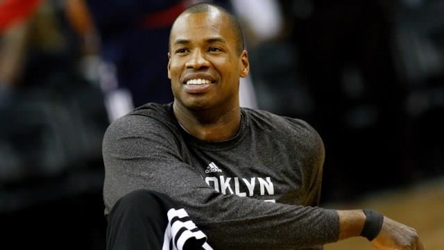 美國職業運動史上首位公開出櫃的前NBA球員柯林斯（Jason Collins），13日傳出在與病魔鬥爭8個月後，因腦癌於家中安詳辭世，享年47歲。（圖／翻攝自X平台 @ChicagoSports）