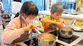 窩廚房夏令營讓孩子從餐桌探索世界文化。（圖／窩廚房提供） 