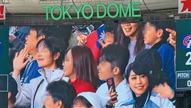 WBC經典棒球賽在東京開打期間，黃露瑤（右一）現身力挺中華隊，郭忠祐也悄悄躲在附近加入應援行列。（翻攝自黃露瑤IG）