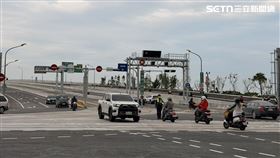 淡江大橋通車後迎接第一個上下班尖峰時刻，整體相當順暢，且民眾有感關渡大橋等平時塞車路段都不再塞車。（圖／記者李育道攝影）