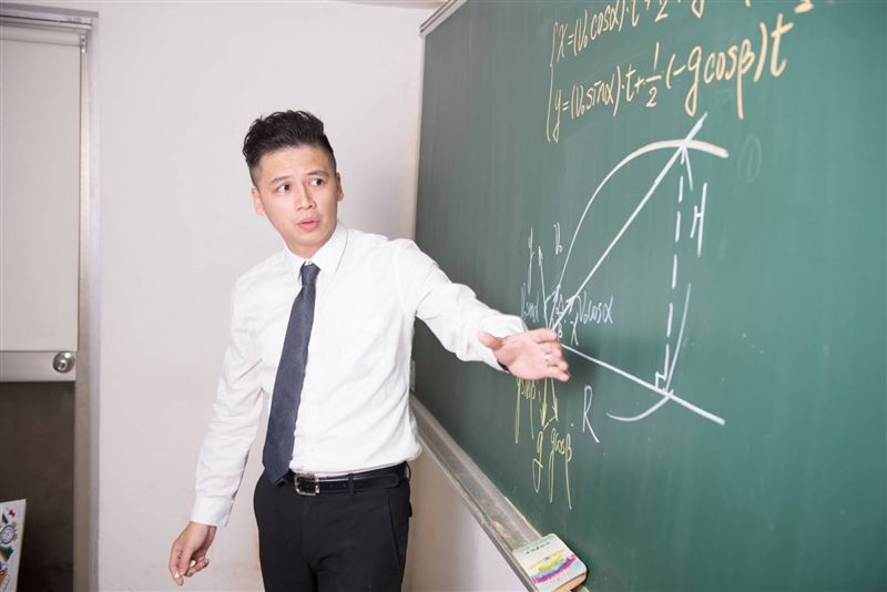「Good全名師教學團隊」物理科老師黃君。(圖/「Good全名師教學團隊」執行長顧全提供)