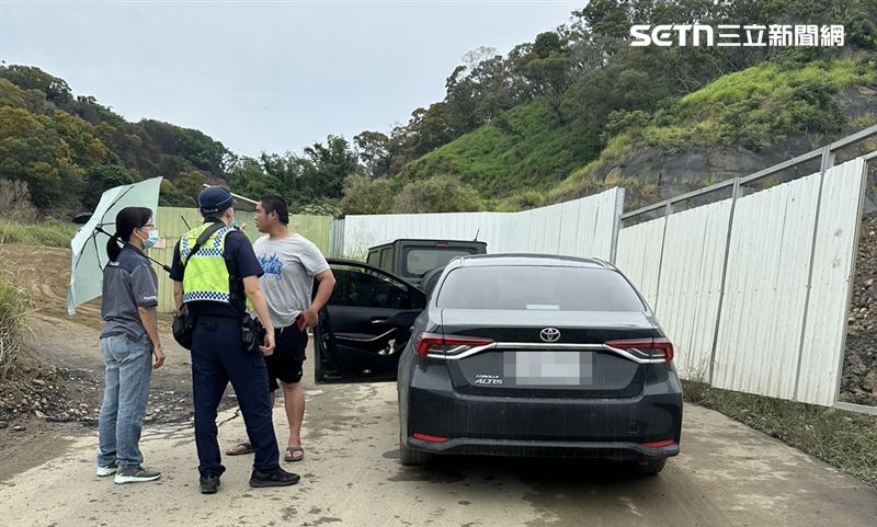 台中市一處工廠用地遭棄置廢土，前來協助的警員卻推稱是環保局業務無法受理。（圖／讀者提供）