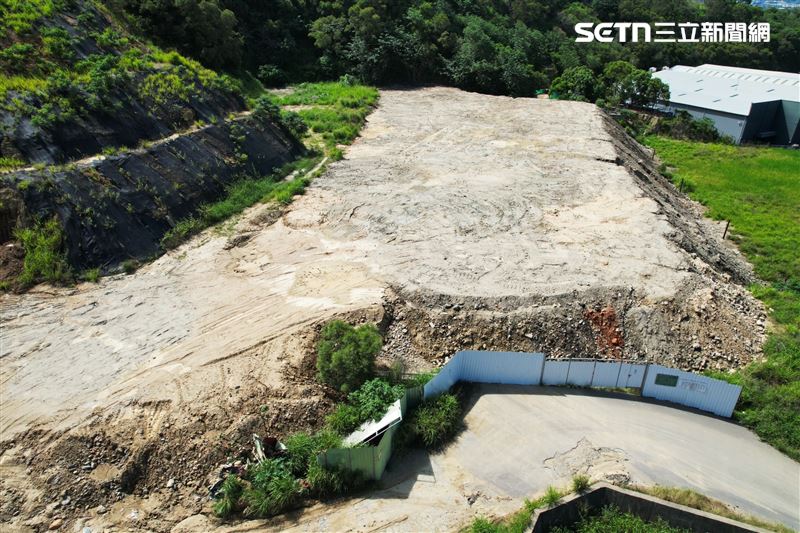 台中市大肚區一處工廠用地遭人棄置大量廢土，清運費用高達1.38億元。（圖／讀者提供）