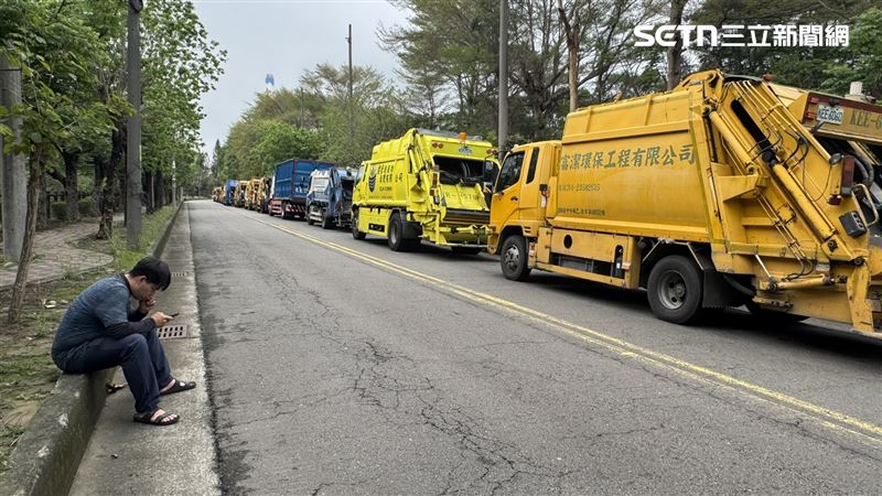 台中市焚化爐老舊且汰換延宕，只要歲休或是故障就出現垃圾車大排長龍的景象。（圖／記者王乙徹攝影）