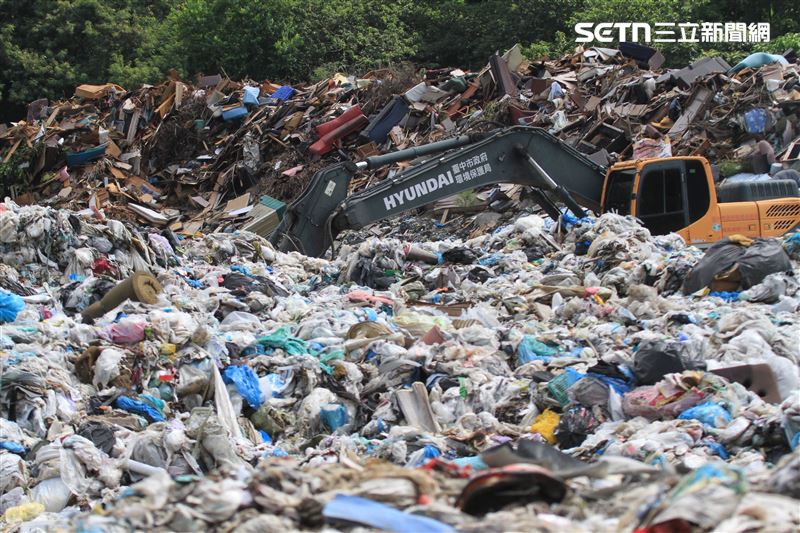 台中市大里垃圾掩埋場已經堆出45萬噸廢棄物成為全國最大的垃圾山。（圖／記者王乙徹攝影）