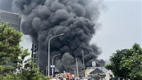 天空被染黑！台中北屯新建案竄火舌　地下2樓塑膠棧板悶燒釀災（圖／翻攝自Threads @chengguo5585）