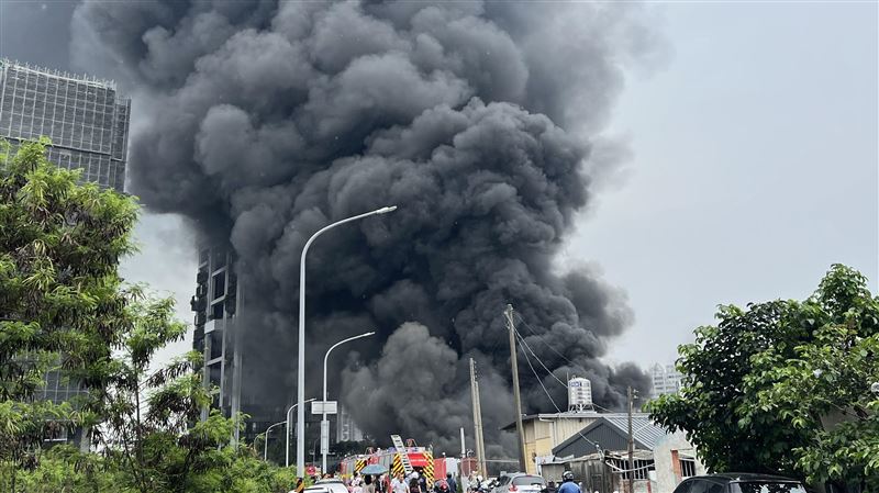 新/天空被染黑!台中新建案塑膠悶燒釀災