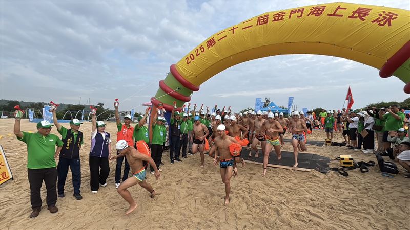 今夏最強水上挑戰！ 第23屆金門海上長泳暨第13屆金廈海域全球華人游泳接力公開賽吸引各地好手齊聚。（圖／金門縣政府提供）