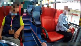 驚悚公車！75歲失控翁拔擊破器砸運將