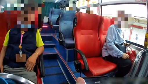 驚悚公車！75歲失控翁拔擊破器砸運將