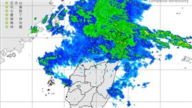 台灣上空出現不下雨的雷達回波，鄭明典解釋，這是「雷達亮帶」現象。（圖／氣象署）