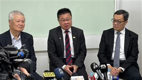 衛福次長呂建德（中）喊話習近平「來台看健保」。（圖／記者簡浩正攝影）