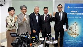台灣醫界聯盟基金會今舉行WHA行前記者會，包括執行長林志嘉、立委王正旭、董事長吳樹民、衛福次長呂建德、外交部次長陳明祺（左至右）等人出席。（圖／記者簡浩正攝影）