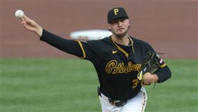 斯金斯（Paul Skenes）先發8局飆10K，前6.1局投出「無安打比賽」。（圖／路透社／達志影像）