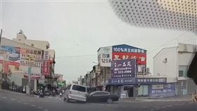 斗六，警匪，飛車追逐，男開贓車拒檢，闖紅燈，撞BMW，查獲安非他命，喪屍煙彈(圖／翻攝畫面)