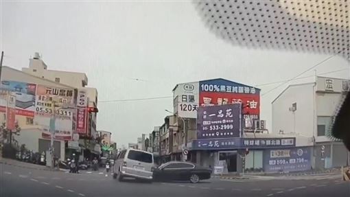 警匪飛車追逐驚險！毒蟲拒檢狠撞BMW母子