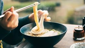 來自日本的拉麵品牌「麵屋一燈」，在台中勤美分店爆出食安疑慮，多人在社群回報，吃完拉麵後有腹瀉等症狀。（圖／翻攝自麵屋一燈臉書）