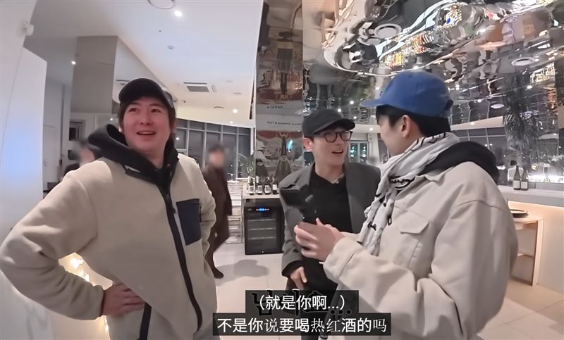 尼坤(左)當年憑著精緻五官與貴氣形象,被封為「泰國王子」,如今卻被指身材走樣,讓不少老粉絲相當震驚。(圖/翻攝自2PM YT)