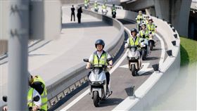 陳世凱上午先赴淡江大橋參加橋梁管理中心啟用及通車祈福儀式，並於儀式前率領同仁騎乘25輛Gogoro電動機車。（圖／公路局提供）