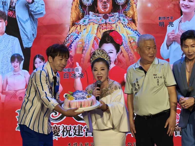 台中永興宮主任委員蔡雨詮 (右二)送上蛋糕，幫白冰冰慶生。（圖／長興影視提供）