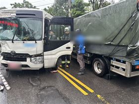 新店砂石車翻覆波及客運巴士，釀8人輕傷送醫。（圖／翻攝畫面）