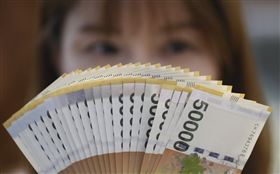 AI裁員潮引發貧富差距惡化的擔憂，南韓因此拋出「AI利潤全民分紅」，利用三星、SK海力士等AI熱潮受惠的半導體大廠所賺之超額利潤，以分紅形式回饋給全民。（示意圖／翻攝自X平台 @coinbureau）