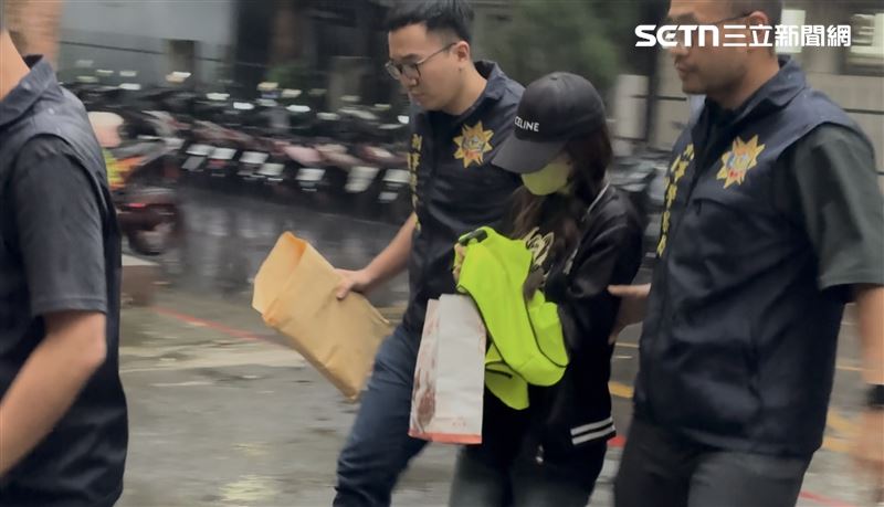 以AI虛擬女聲進行愛情詐騙的主嫌黃建豪和妻子被移送被檢複訊。（圖／記者楊佩琪攝）