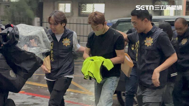 以AI虛擬女聲進行愛情詐騙的主嫌黃建豪和妻子被移送被檢複訊。（圖／記者楊佩琪攝）
