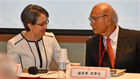 台灣經濟紅利失衡，科技業吃肉傳產卻苦撐？工總當面向政府請命，呼籲別讓百業淪孤兒！副總統蕭美琴不僅送上赴美關稅大禮，更霸氣承諾引導傳產導入AI，化解發展失衡危機。不讓老字號被洪流邊緣化，力拚百工百業共享紅利一起飛！（圖／工總提供） 
