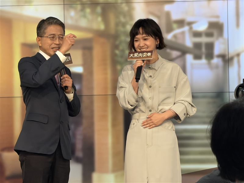 嚴正嵐在訪問期間一直用手扶著肚子,遭懷疑是否懷孕了。(圖/翻攝自臉書)
