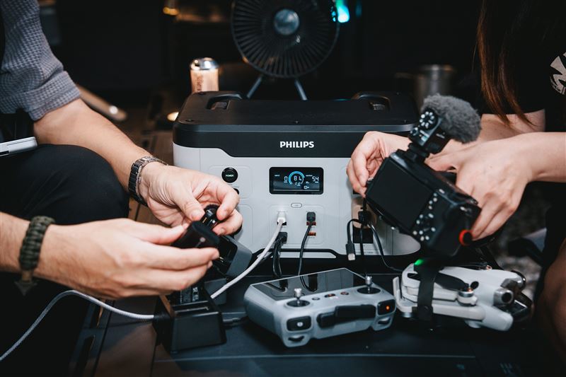 PHILIPS儲能行動電源最多可10埠同步輸出。（圖／品牌業者提供）