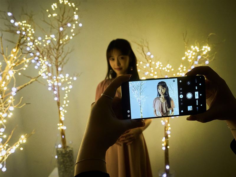 Xperia首度實現超廣角、廣角及望遠（16mm／24mm／70mm）等三顆鏡頭，皆使用大尺寸感光元件的高規格鏡頭配置