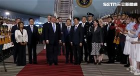 川普搭乘空軍一號，於今晚7時許抵達北京。（圖／AP授權）