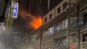 新北五股區成泰路三段，某公寓的3樓鐵皮加蓋發生火警。（圖／翻攝畫面）