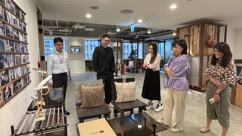 遠雄永續策略發展室資深經理陳柏廷(左二)介紹迎賓區單椅，以斷裂而無法使用的大理石等石材、經過切割配色黏合等處理；特意保留的破損切面，傳遞工地風景的意象