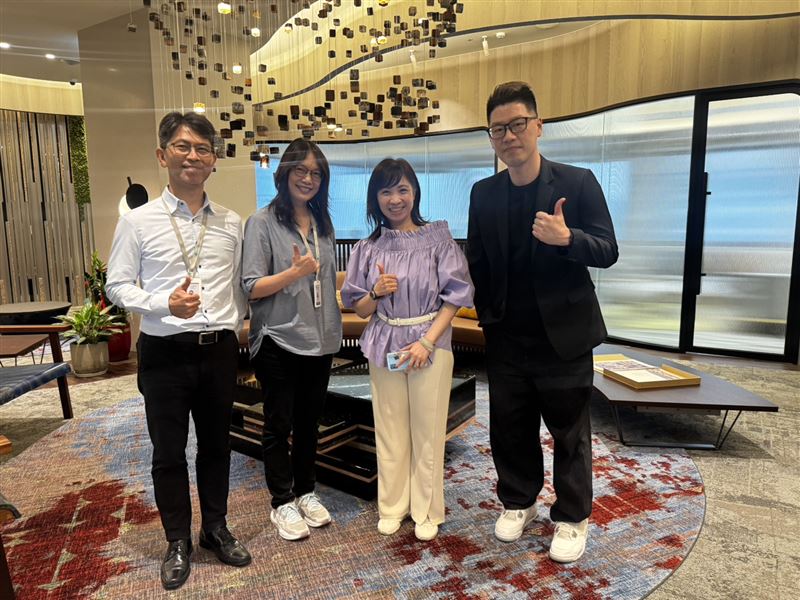 三立集團永續辦公室副執行長王若庭(右二)，遠雄建設永續策略發展室協理詹雁惟(左二)、協理林展民(左一)、資深經理陳柏廷(右一)導覽下，帶領團隊參訪見證廢棄建材如何循環再生成為精緻家具與建材